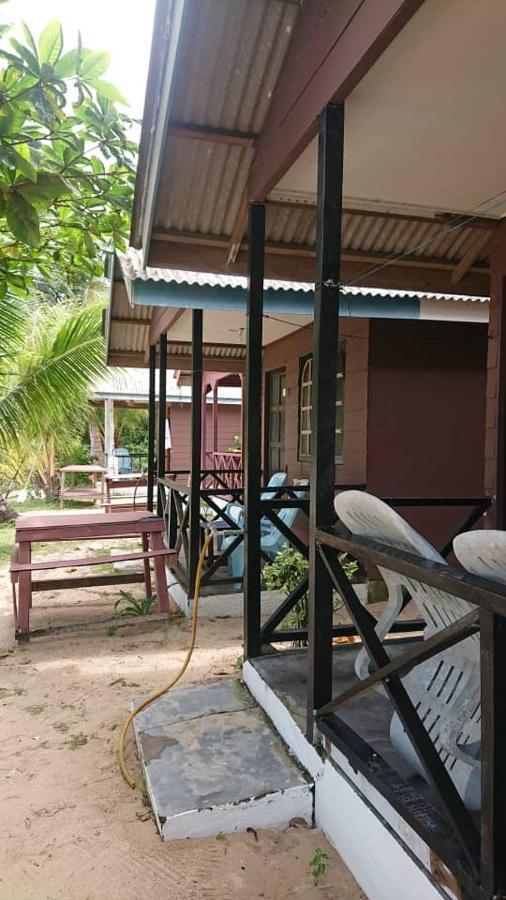 Barook Chalet Hotell Mersing Exteriör bild